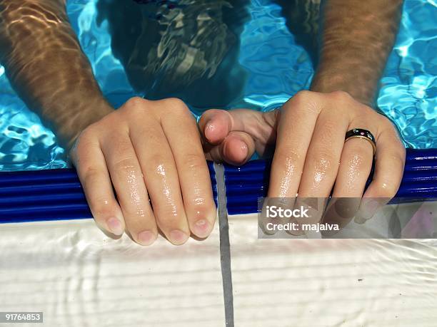 Hand Am Rand Stockfoto und mehr Bilder von Schwimmen - Schwimmen, Am Rand, Erfrischung