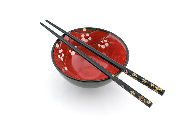 Oriental bowl y palillos chinos - foto de stock