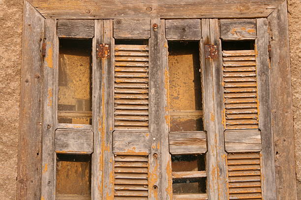 arrugginito finestra - wood shutter rusty rust foto e immagini stock