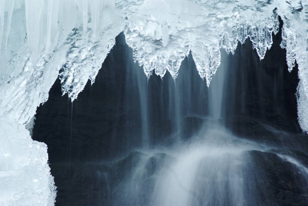 ice - icicle hanging snow moving down stock-fotos und bilder