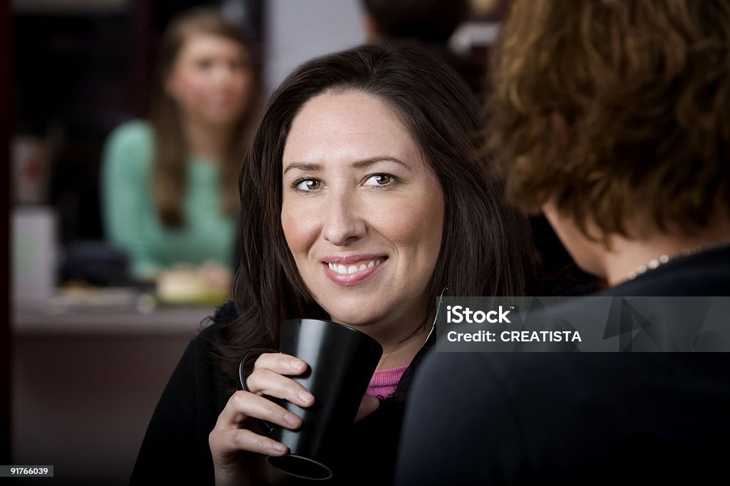 Donna ispanica con caffè - Foto stock royalty-free di Adulto