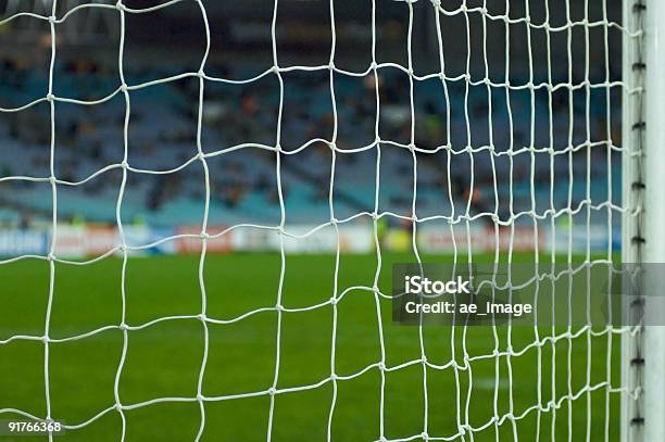 Campo De Futebol De Trás Do Gol - Fotografias de stock e mais imagens de Bola de Futebol - Bola de Futebol, Competição de Futebol, Equipa Internacional de Futebol