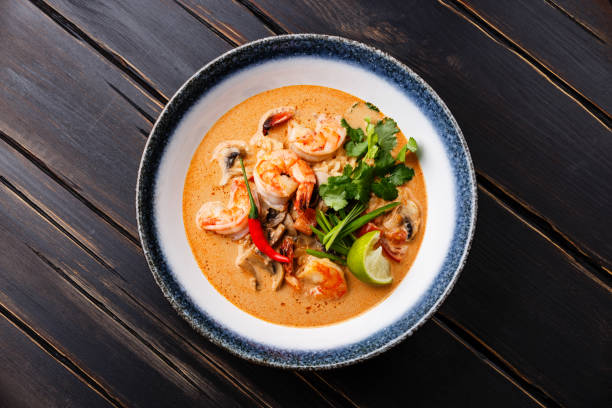 tom yam kung spicy thai soup in bowl - sopa tom yum imagens e fotografias de stock