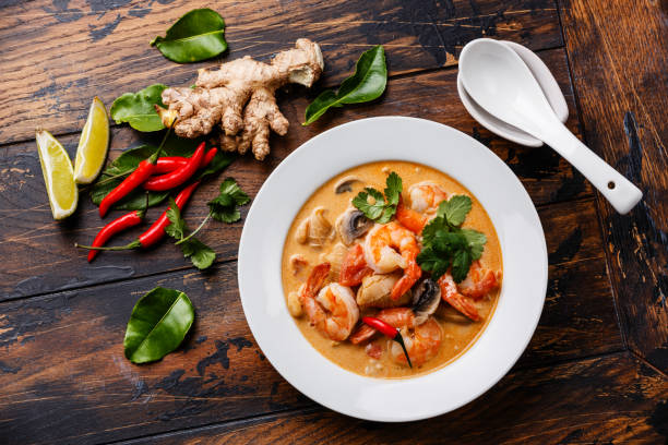 tom yam kung pikantna tajska zupa - thailand thai cuisine prawn tom yum soup zdjęcia i obrazy z banku zdjęć