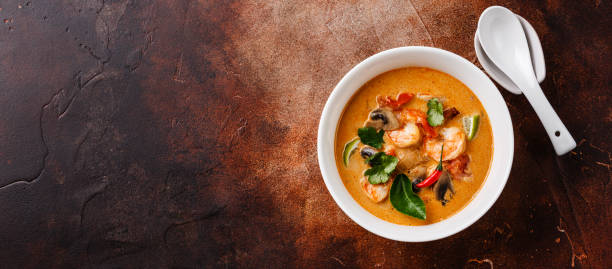 tom yam kung pikantna tajska zupa - thailand thai cuisine prawn tom yum soup zdjęcia i obrazy z banku zdjęć