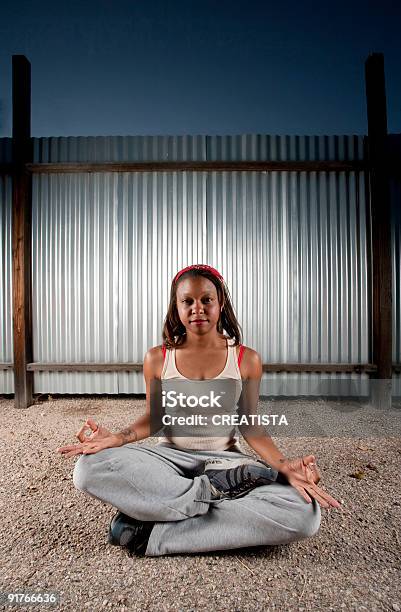 アフリカ系アメリカ人女性瞑想する - Tシャツのストックフォトや画像を多数ご用意 - Tシャツ, アフリカ民族, アフリカ系アメリカ人