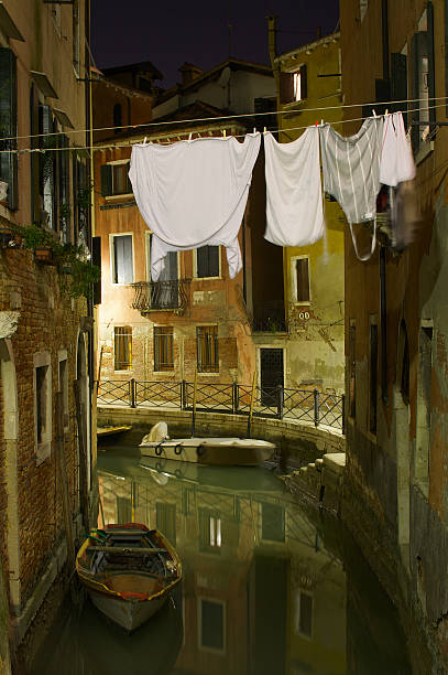 vista a venecia por la noche - venice italy fotografías e imágenes de stock