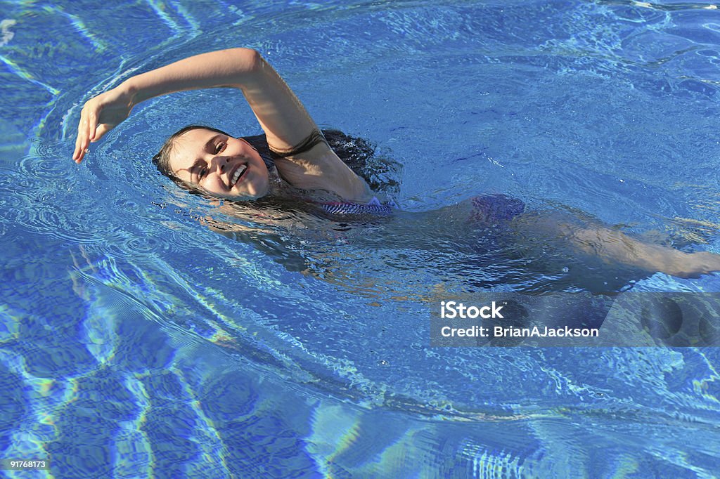 Giovane ragazza Nuotare - Foto stock royalty-free di Acqua