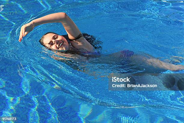Giovane Ragazza Nuotare - Fotografie stock e altre immagini di Acqua - Acqua, Adolescente, Allegro