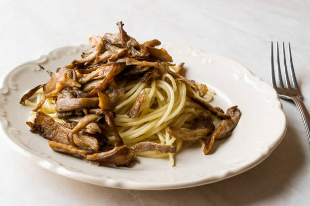 istock Sliced Oyster Mushroom Slices with Spaghetti Pasta 917683352