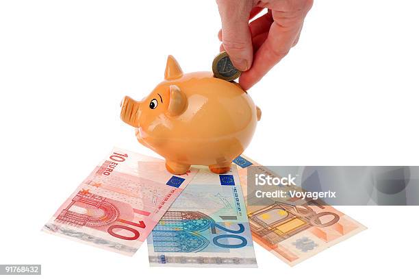 Foto de Piggy Bank De Mão E Euro Moeda e mais fotos de stock de Branco - Branco, Cerâmica - Artesanato, Cofre de porquinho