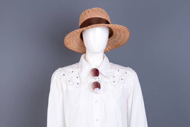 istock Female straw hat and sunglasses. 917684796