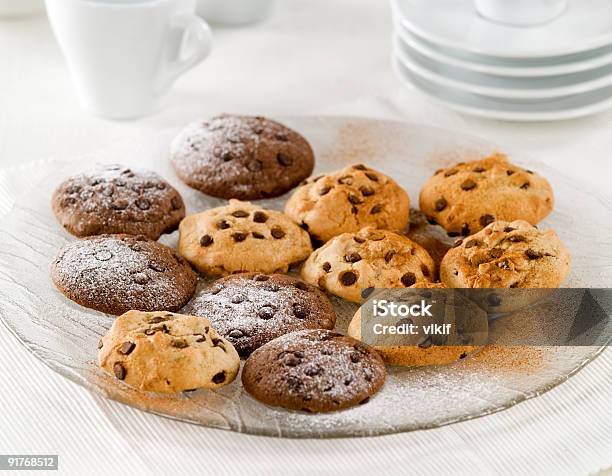 Photo libre de droit de Cookies Aux Pépites De Chocolat banque d'images et plus d'images libres de droit de Aliment - Aliment, Assiette, Biscuit