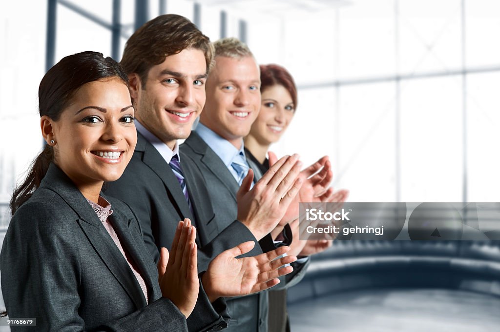 Applaudire in una riunione di lavoro - Foto stock royalty-free di Adulto