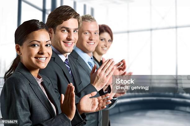 Applaudire In Una Riunione Di Lavoro - Fotografie stock e altre immagini di Adulto - Adulto, Affari, Allegro