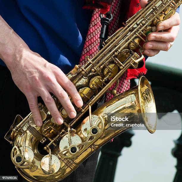 Foto de Jogador De Saxofone Em Ação e mais fotos de stock de Big Band - Big Band, Evento de Artes Performáticas, Exterior