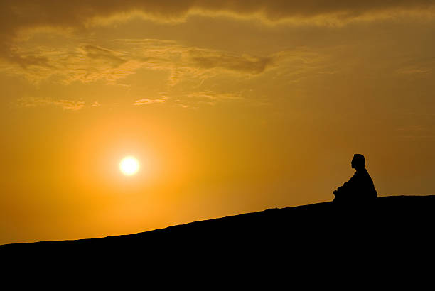 Méditation sous le coucher de soleil - Photo