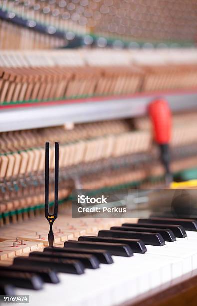 Foto de Piano Sintonia Fina e mais fotos de stock de Afinador de Pianos - Afinador de Pianos, Barulho, Chave de fenda