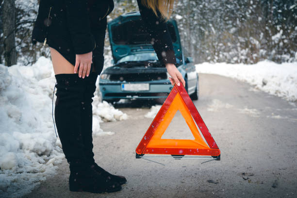 einrichten eines warndreiecks - emergency sign winter driving emergency services stock-fotos und bilder