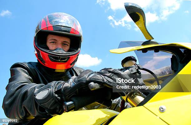 Foto de Motociclista e mais fotos de stock de Capacete - Equipamento - Capacete - Equipamento, Motocicleta, Homens