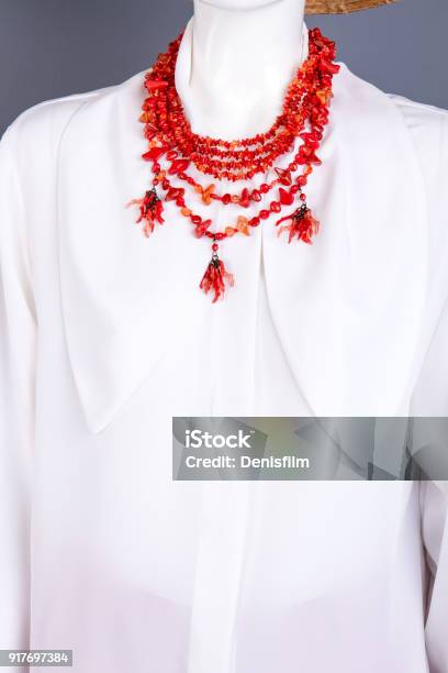 Blusa Blanca Y Collar Rojo Sobre Maniquí de stock y más banco de imágenes de Accesorio personal - personal, Adulto, Alta costura - iStock