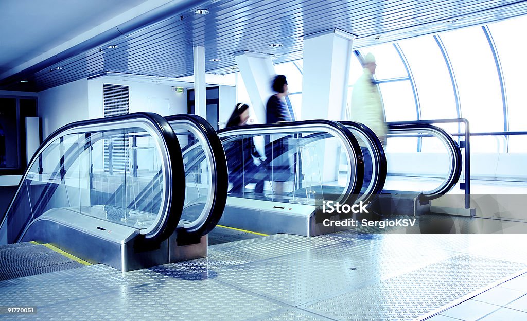 Escalators depuis le centre d'affaires moderne - Photo de En verre libre de droits