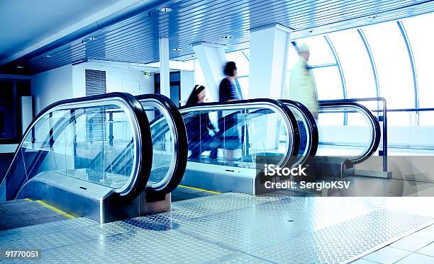 Foto de Escadas Rolantes No Centro De Negócios Moderno e mais fotos de stock de Estação de metrô - Estação de metrô, Parede, Vidro