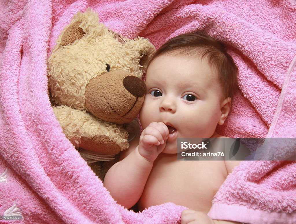 Dois mensal criança deitada com um brinquedo macio - Royalty-free Bebé Foto de stock