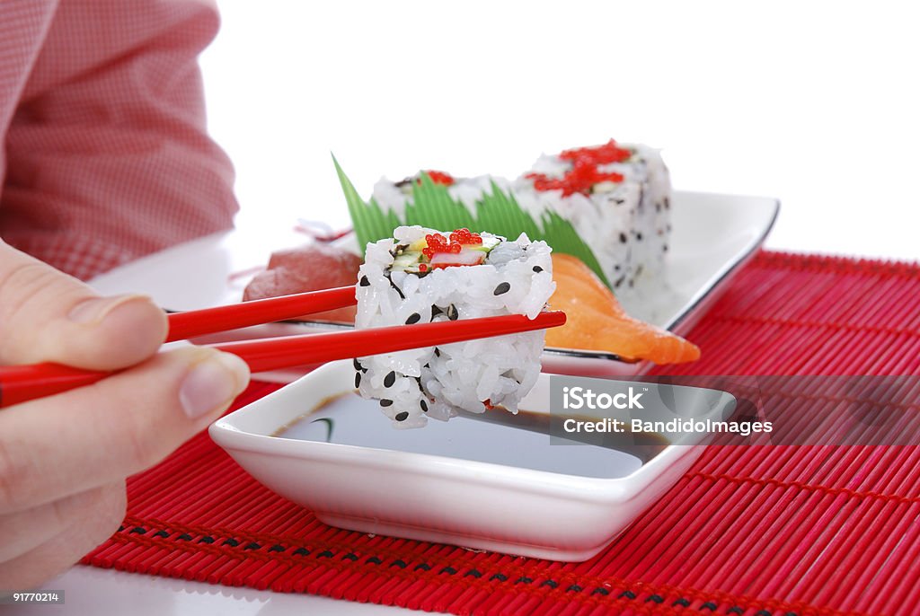 Un rollo con soporte de palillos chinos - Foto de stock de Alimento libre de derechos