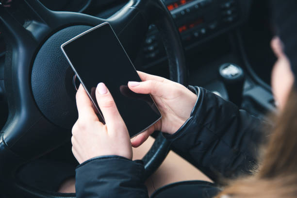 mujer de usar el teléfono mientras se conduce - drunk driving accident teenager fotografías e imágenes de stock