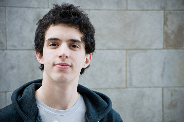 Masculino adolescente sorri para a câmara - fotografia de stock