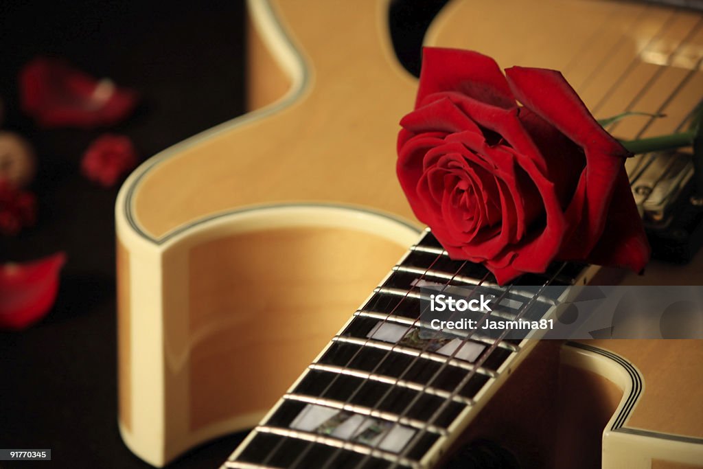 Hermosa Rosa Roja Sobre Guitarras Jazz Foto de stock y más banco de  imágenes de Color - Tipo de imagen - Color - Tipo de imagen, Color negro,  Cuerda de instrumento musical - iStock