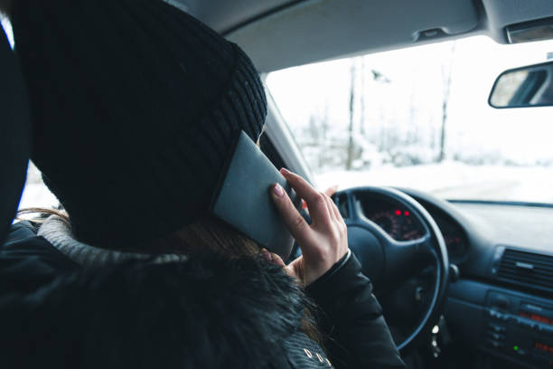 mujer de usar el teléfono mientras se conduce - drunk driving accident teenager fotografías e imágenes de stock