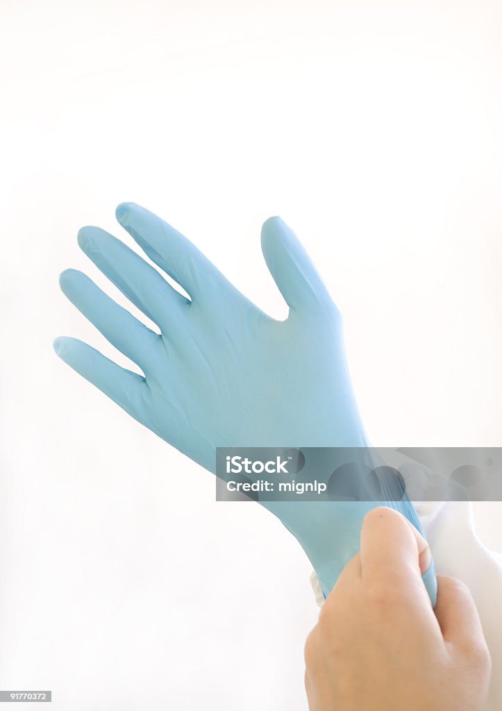 Mettendo su guanti - Foto stock royalty-free di Camice da laboratorio