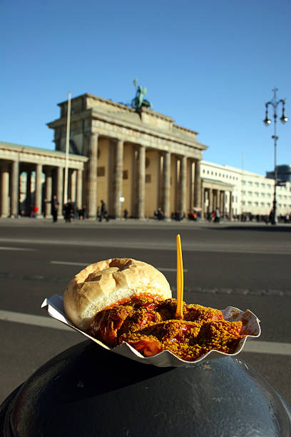 berliner currywurst und brandenburger tor-zwei deutsche wahrzeichen - sausage knackwurst food bratwurst foto e immagini stock