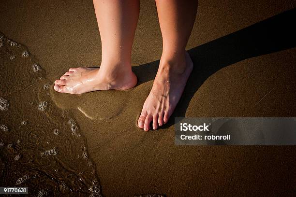 Barfuß Beine Auf Dem Sand Beach Stockfoto und mehr Bilder von Aktiver Lebensstil - Aktiver Lebensstil, Aktivitäten und Sport, Barfuß