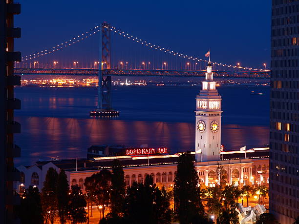 la noche de las escenas de ferry building & puente de la bahía - bay bridge san francisco county san francisco bay area landscaped fotografías e imágenes de stock