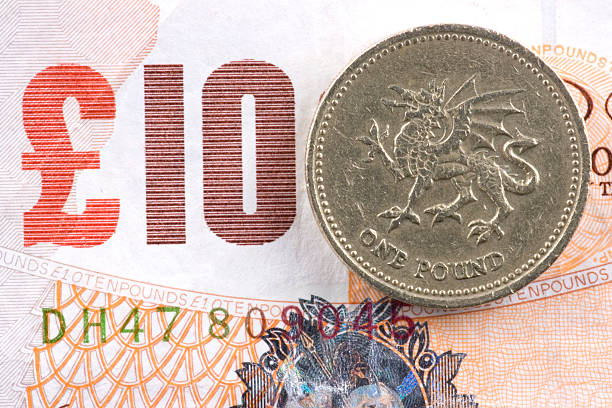 moneta da dieci e un tasto - pound symbol red british currency symbol foto e immagini stock