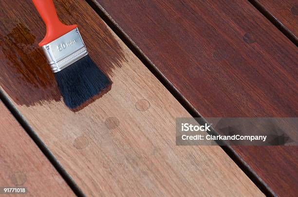 Tinción De Patio Terraza De Madera Foto de stock y más banco de imágenes de Caoba - Caoba, Barnizado de madera, Bricolaje