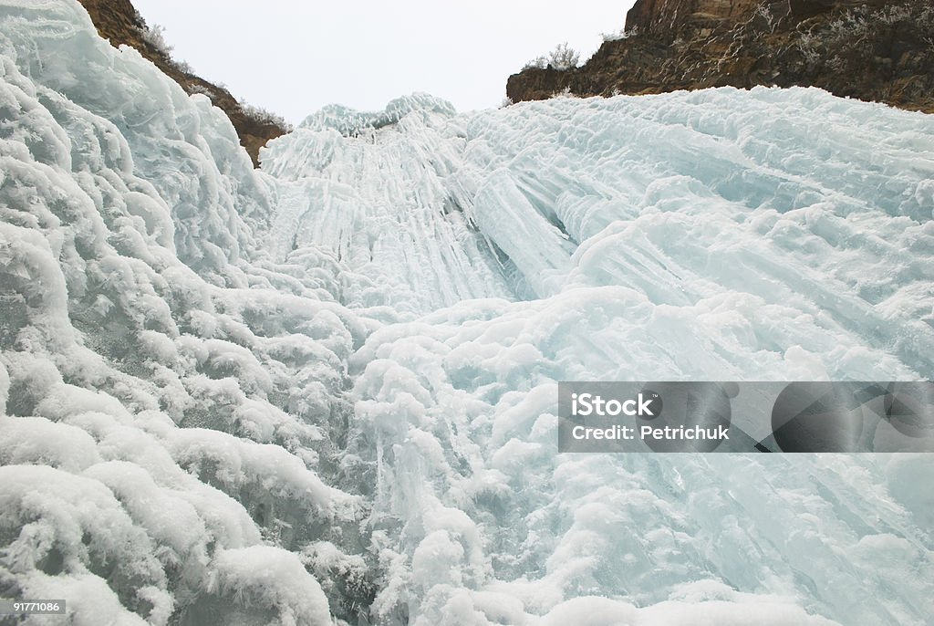 Cascade de glace en hiver - Photo de Blanc libre de droits
