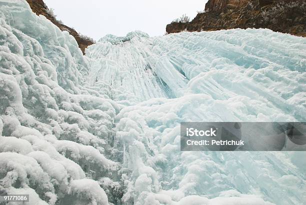 Photo libre de droit de Cascade De Glace En Hiver banque d'images et plus d'images libres de droit de Blanc - Blanc, Bleu, Cascade