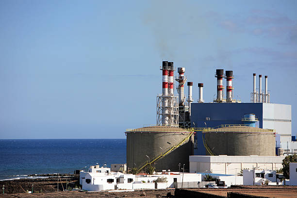 usine de dessalement - desalination plant photos photos et images de collection