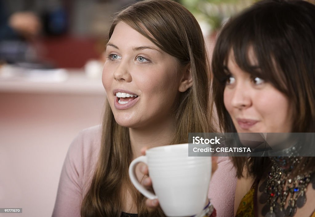 2 つの女性のコーヒーハウス - 20代のロイヤリティフリーストックフォト