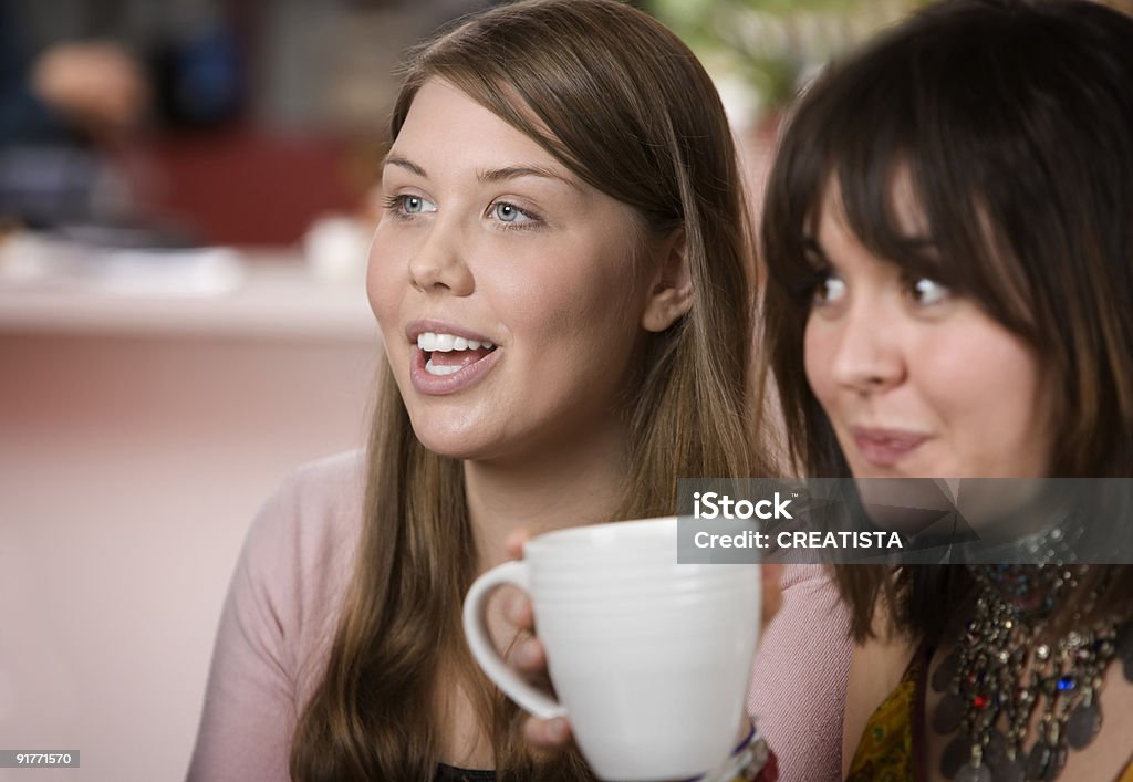 Duas mulheres em uma casa de Café - Royalty-free 20-29 Anos Foto de stock