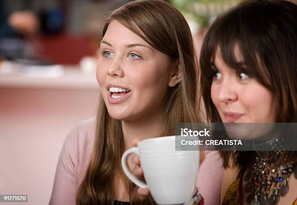 Duas Mulheres Em Uma Casa De Café - Fotografias de stock e mais imagens de 20-29 Anos - 20-29 Anos, Adulto, Amizade