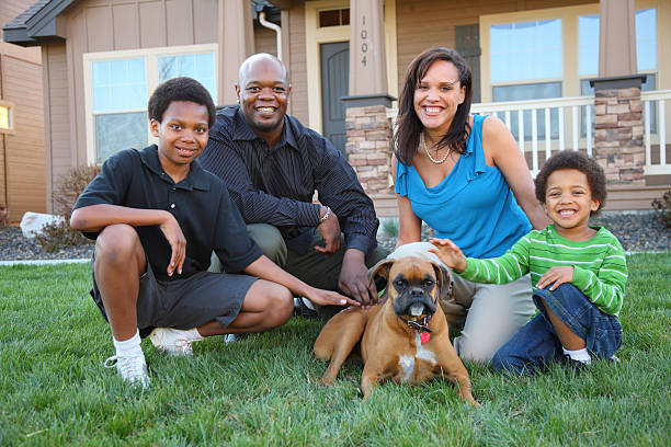 famiglia e cane nella parte anteriore della casa - before after foto e immagini stock