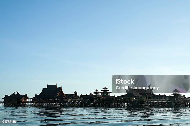 Wioska Wodna - zdjęcia stockowe i więcej obrazów Chatka - Chatka, Wyspa - Land Feature, Wyspa Borneo
