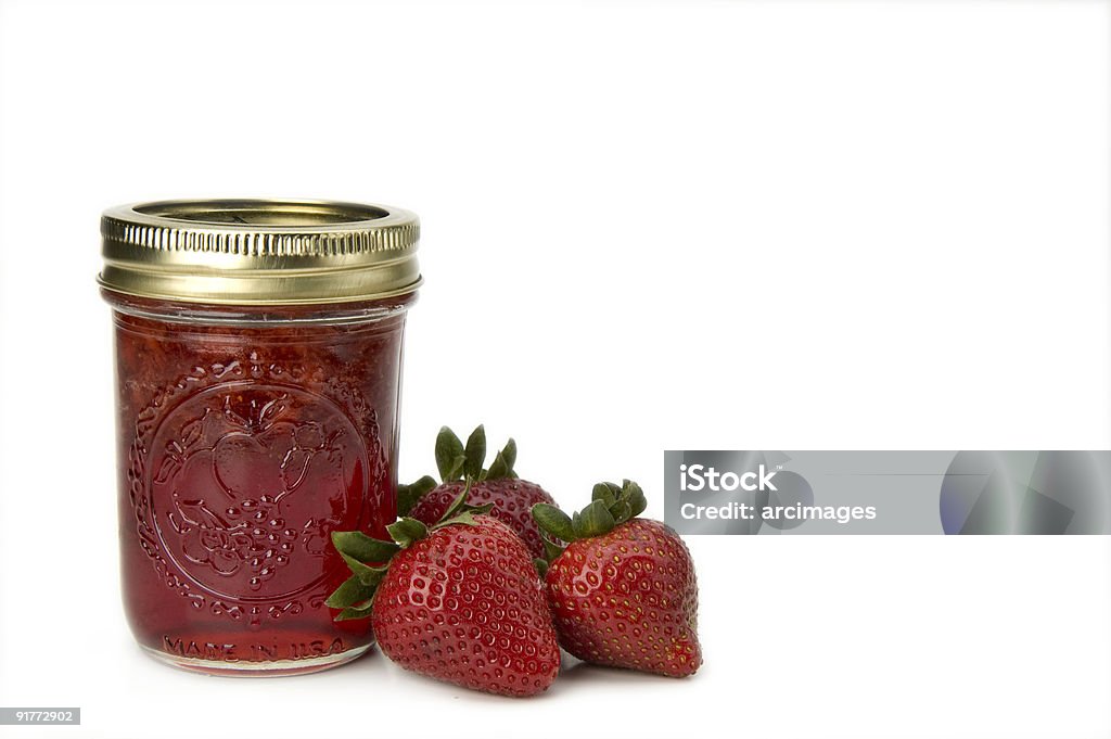 Confiture de fraises avec des fraises de prime fraîcheur - Photo de Confiture de fraises libre de droits