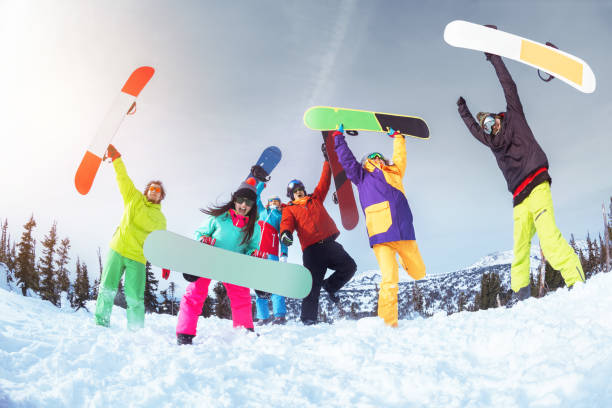 istock Six happy friends is having fun. Ski or snowboard concept 917730342