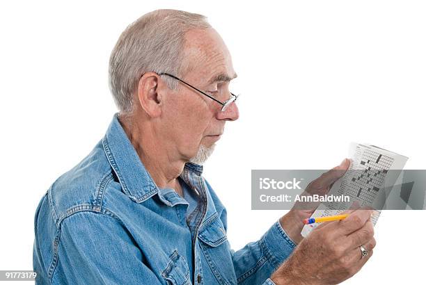 Alter Mann Machen Kreuzworträtsel Stockfoto und mehr Bilder von Kreuzworträtsel - Kreuzworträtsel, Erwachsene Person, Senioren - Männer